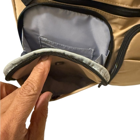 THE CARGO CATCHALL TOTE CAMEL with Black Accents in new conditions, screen pad - Picture 11 of 14